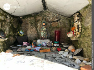 Hier sieht man einen kleinen in eine Wand eingelassenen Altar mit Pilgerinsignien in der N&auml;he der Ortschaft Arcade.