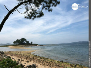 Momentaufnahme von der Ria de Arousa Diesen Küstenblick mit einer kleinen Insel sieht man auf dem Camino Portugues Rundwanderweg in der Nähe von Sartaxes.