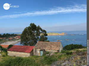 Küstenblick entlang des Camino Portugues Rundwanderwegs bei O Pindo Hier sieht man einen Blick auf die Küste der Ortschaft O Pindo.