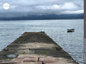 "Stilleben" an der Atlantikküste Hier sieht man einen steinernen Steg und ein Boot in der Nähe der Ortschaft Muros.