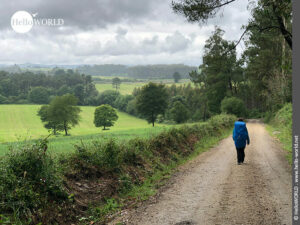 Hier sieht man Andrea die auf einem befestigten Wanderweg bei O Cornado geht.
