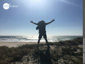 Ein Traum: der Camino Portugues Rundwanderweg an der Küste Hier sieht man Nico am menschenleeren Strand von Praia do Rodanho in der Nähe der Ortschaft Anha.