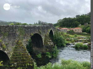Hier sieht man die alte Steinbr&uuml;cke Ponte Maceira &uuml;ber den Fluss Rio Tambre, den man auf dem Camino Portugues Rundwanderweg &uuml;berquert.
