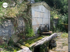Hier sieht man das Bild eines steinernen alten Brunnens in der N&auml;he von Panches, einem Ort an der Rias Baixas.