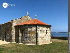 Hier sieht man die kleine Kapelle Ermida da Lanzada, die in den Rias Baixas direkt an der K&uuml;ste steht.