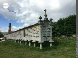 Hier sieht man den fast 35 Meter langen Horreo de Carnota, der in den Rias Baixas im Ort Vilar zu finden ist.