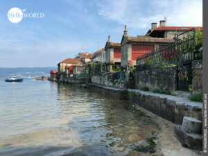 Hier sieht man Horreos, die am Rande von Combarro direkt an der Ria de Pontevedra - einer von vier Rias entlang der Rias Baixas - stehen.