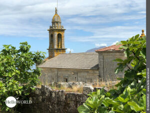 Hier sieht man die Kirche Igrexa de Santa Maria im Ort Lira.
