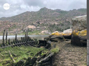 Hier sieht man ein zerfallenes Fischerboot in der N&auml;he von Ezaro.