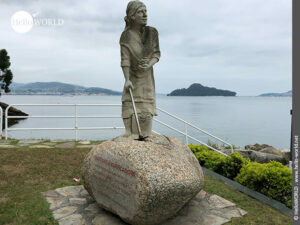 Hier sieht man die Statue einer Mariscadora, die in Campelo, einem Ort an der Ria de Pontevedra, steht.