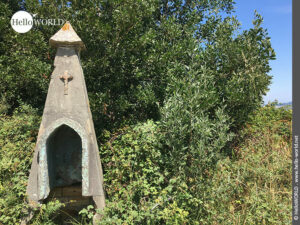 Wundersames Gebilde am Rande des Weges Hier sieht man ein Steingebilde mit einem Kreuz in der Nähe des Ortes Cabo Udra.