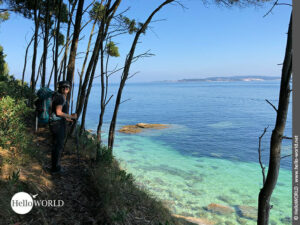 Karibikfeeling an der Rias Baixas Hier sieht man Andrea auf einem schmalen Küstenweg in der Nähe des Ortes Ria de Pontevedra.