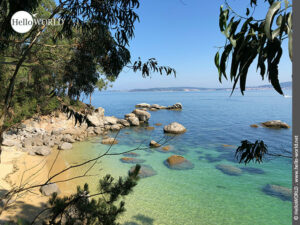 Im Verborgenen: kleiner Strand vor O Caballo Hier sieht man einen verborgenen Strand mit türkisblauem Wasser in der Nähe von O Caballo.