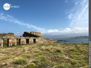 Hier sieht man die fassade von zerfallenen H&auml;usern an der K&uuml;ste des Atlantiks.