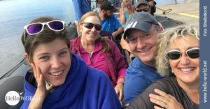 Bei der elften Camino Portugues Etappe geht es &uuml;ber das Wasser nach Pontecesures. Erwartungsvoll sitzen zehn Pilger am Puerto Deportivo in Vilanova de Arousa im Boot.