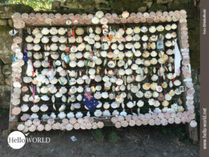 Auf dem Camino Portugues trifft man zwischen Redondela und Arcade auf diese Wand voller Jakobs- bzw. Pilgermuscheln.