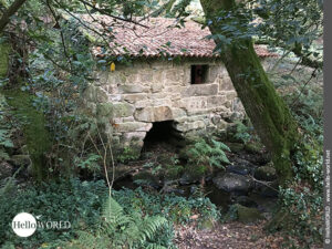 Hier sieht man ein gut erhaltenes Steinm&uuml;hlengeb&auml;ude neben dem Bach Rego de Armenteira.