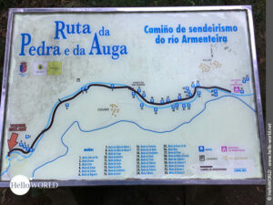 Hier sieht man eine Infotafel zur Strecke Ruta da Pedra e da Auga auf dem Camino Portugues K&uuml;stenweg.