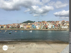 Hier sieht man eine Blick auf die bunten H&auml;userfassaden der K&uuml;stenstadt A Guarda.