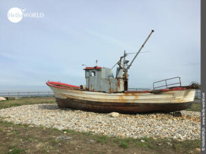 Hier sieht man ein ausrangiertes altes Fischerboot bei Baiona.