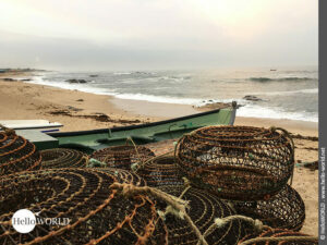 Morgendliche Küstenimpression an Strand von Vila Cha Hier sieht man Reusen und ein Boot am Strand des Atlantiks.
