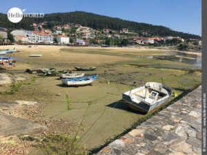 Gestrandet: Boote am Strand von Aldan Hier sieht man bunte kleine Fischerboote bei Ebbe am Strand von Aldan.