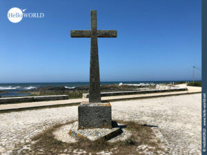 Hier sieht man ein steinernes Kreuz an der Atlantikk&uuml;ste bei Areosa.