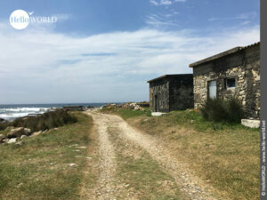 Hier sieht man Steinh&auml;user entlang eines Weges an der Atlantikk&uuml;ste.