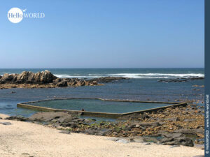 Hier sieht man ein Meerbecken am Camino Portugues K&uuml;stenweg mit einem Badenden.