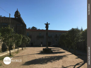 Tagesziel Mosteiro de Armenteira in Sicht Im Bild sieht man das Ziel der neunten Camino Portugues-Etappe: der große Vorplatz des Mosteiro de Armenteira, in der Mitte ein Kreuz.