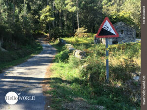25% Steigung auf der Variante Espiritual Auf der Variante Espiritual des Camino Portugues geht es aufwärts. Mitten im Wald weist ein Straßenschild rechts vom Weg auf eine Steigung von 25 Prozent hin.