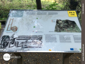 Ruta de Pedra e da Auga: Arbeiten wie im Mittelalter Auf dieser Informationstafel auf dem Camino Portugues sind Skizzen zu sehen, die die Holzverarbeitung hier auf der Ruta de Pedra e da Auga zeigen.