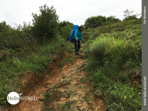 Das Bild zeigt eine Passage an der spanischen Nordk&uuml;ste, an der es bei Regen steil bergab geht.