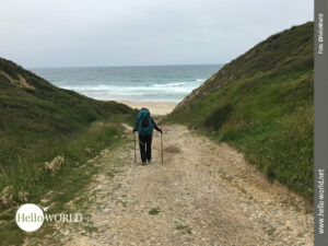 Der Weg geradeaus führt zum Meer... Das Bild zeigt einen Abschnitt des spanischen Küstenwegs, auf dem Andrea direkt Richtung Atlantik geht.