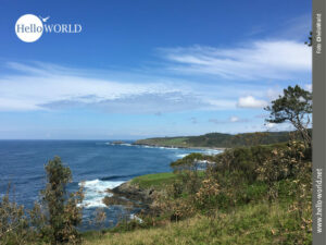 Das Bild vom spanischen K&uuml;stenweg zeigt die Aussicht auf den Atlantik und die K&uuml;stenregion Richtung Navia, bei strahlend blauem Himmel.