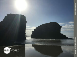 Das Bild zeigt zwei riesige Felsen am Praia das Catedrais an der spanischen Nordk&uuml;ste.