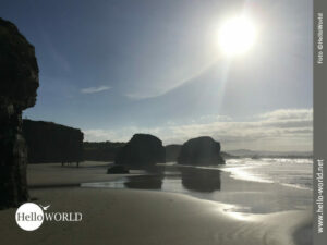 Das Bild zeigt einen Ausschnitt des Praia das Catedrais an der spanischen Nordk&uuml;ste bei Abendsonne.