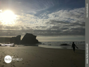 Die Aufnahme ist Teil einer Bilderserie, entstanden an der spanischen Nordk&uuml;ste und zeigt eine Frau im Sonnenuntergang am Praia das Catedrais, der zu den sch&ouml;nsten Galiciens z&auml;hlt.