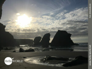 Tolles Licht- und Schattenspiel am Praia das Catedrais Das Bild zeigt den Praia das Catedrais in Galicien mit seinen Felsen in der Abendsonne.