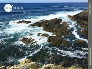 Das Bild zeigt das Meer vor der spanischen Nordk&uuml;ste, wo Wellen auf Felsen aufschlagen und eine wei&szlig;e Gischt hinterlassen.