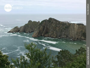 Diese Aufnahme von der spanischen Nordk&uuml;ste zeigt den Blick auf die gro&szlig;e Felsenwand am Playa Silencio, die in den Atlantik hineinragt.
