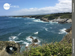 Diese Aufnahme von der spanischen Nordk&uuml;ste zeigt die Aussicht auf einen K&uuml;stenstreifen Richtung Ribadeo bei strahlend blauem Himmel und leicht aufgew&uuml;hltem Atlantik.