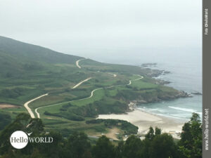 Dieses Bild von der spanischen Nordk&uuml;ste ist kurz vor dem Praia de Caion entstanden und zeigt den Blick &uuml;ber die h&uuml;gelige K&uuml;stenlandschaft mit verzweigten kleinen Stra&szlig;en.