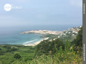 Spanischer Küstenort Caion Das Bild von der spanischen Nordküste zeigt den Blick zurück auf den kleinen Küstenort Caion, dessen Häuser sich bis hinaus auf eine Landzunge ziehen.