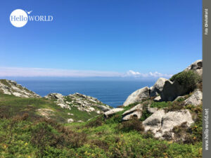 Das Bild von der Costa da Morte an der spanischen Nordk&uuml;ste zeigt den Steckenabschnitt zwischen Malpica und Corme mit seiner steinigen und gr&uuml;nen Umgebung, dahinter der Atlantik.