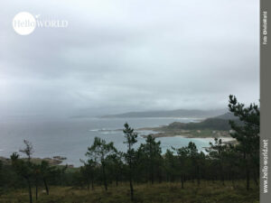 Phantastischer Blick zur Punta de Percebeira Dieses Bild von der Costa da Morte zeigt einen Küstenausschnitt mit Blick über den Atlantik von einer baumbewachsenen Anhöhe aus.