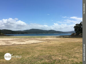Endlich Sonnenschein kurz vor dem Ziel Camarinas Dieses Bild von der Costa da Morte zeigte den Blick auf den grasbewachsenen Praia Area da Vila zwischen As Carballas und Camarinas und dahinter der Atlantik und grüne Hügel.