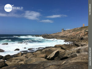 Blick zur Punta da Barca an der Costa da Morte Das Bild von der Costa da Morte zeigt den Blick auf die Punta da Barca bei Muxia mit der großen Santuario da Virxe da Barca am Ende.