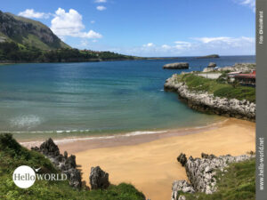 Dieses Bild von der spanischen Nordk&uuml;ste zeigt den Strand Playa de las Arenillas Islares, der in einer kleinen Bucht liegt.