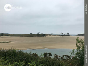 Das Bild zeigt den Playa Oyambre an der spanischen Nordk&uuml;ste, der je nach Gezeiten weit in das Land hineinragt.